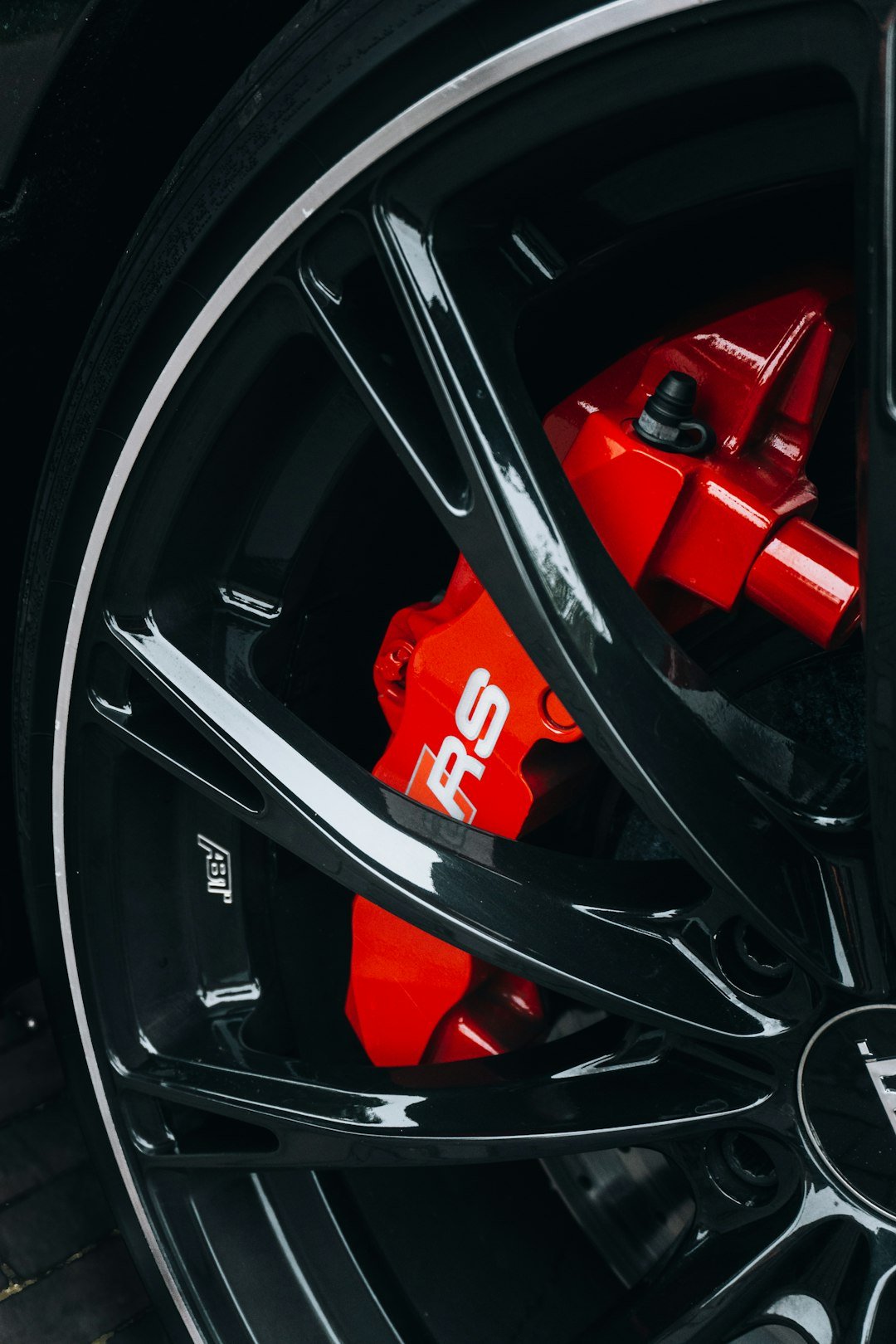 black-and-red-car-wheel-rriryxcbfzi